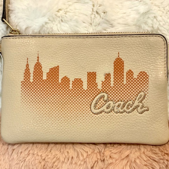 Coach 🎁 X JLo Wristlet with Gold Accents NWT🎁 Gift Ready - Picture 3 of 7
